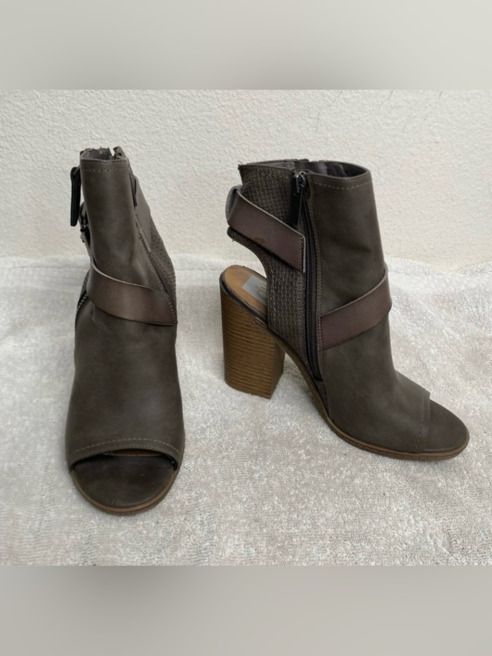 DV Dolce Vita Womens Gray Faux Leather Buckle Peep Toe Heeled Bootie Size 8 Boho